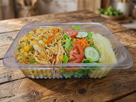 Frango Desfiado com Purê e Salada