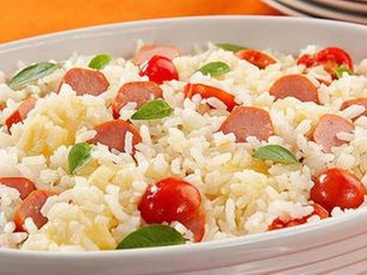 Arroz com Salsicha Frita em Rodelas