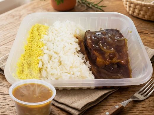 Carne Assada ao Molho Madeira com Arroz, Farofa e Feijão