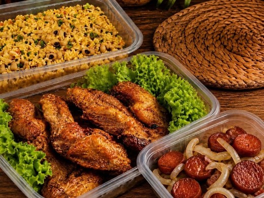 Combo Família: 3 Coxas e Sobrecoxas + Calabresa 300g + Baião